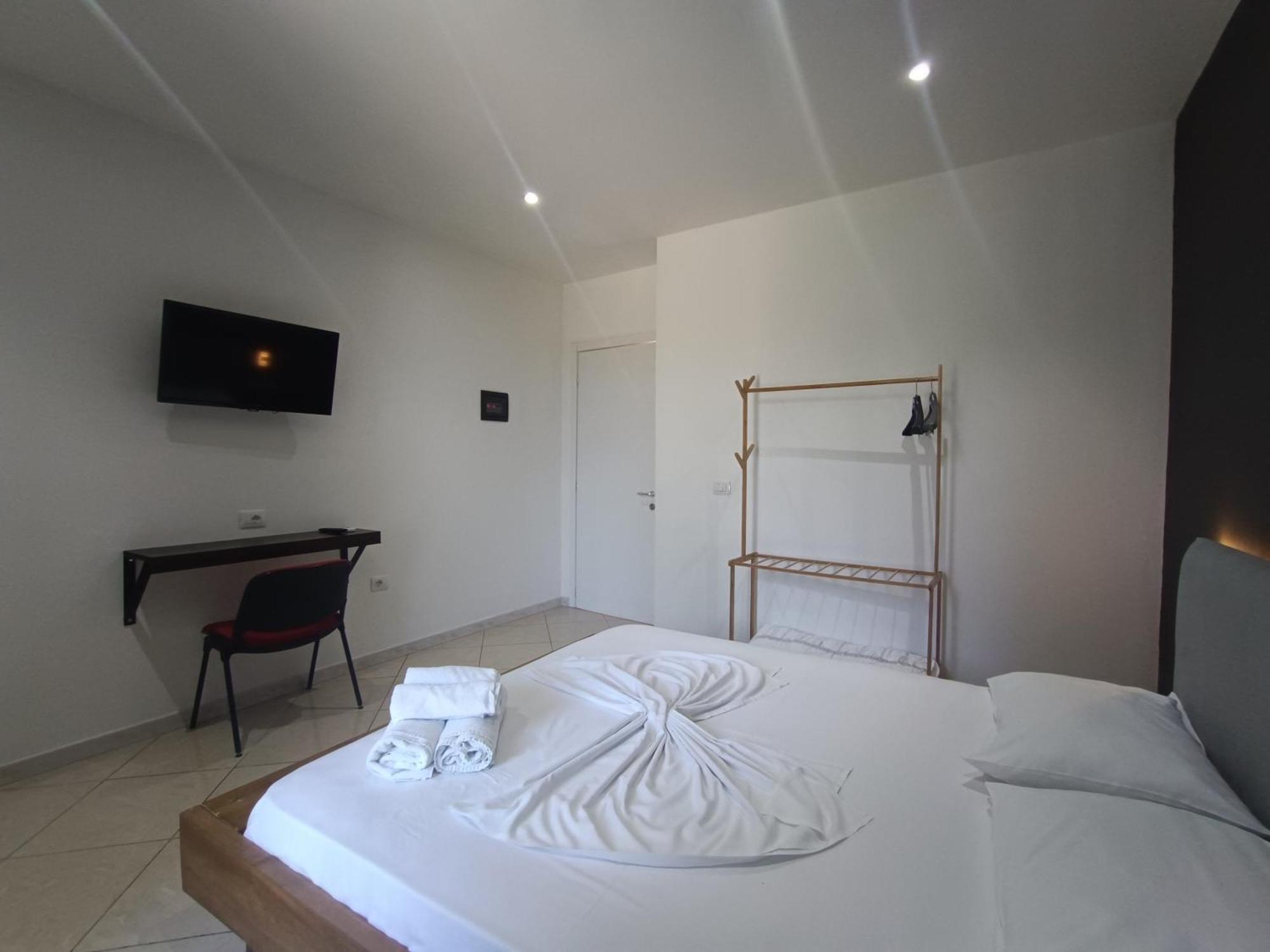 Kavalona Park Hotel Vlore Room photo