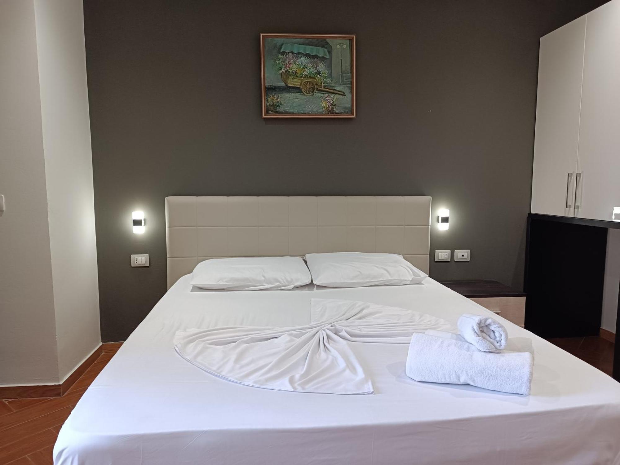 Kavalona Park Hotel Vlore Room photo