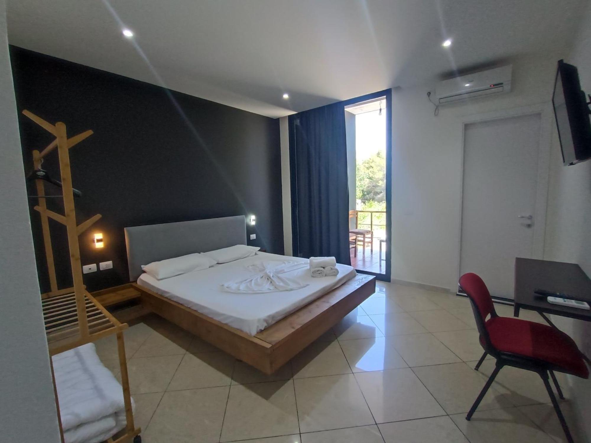Kavalona Park Hotel Vlore Room photo