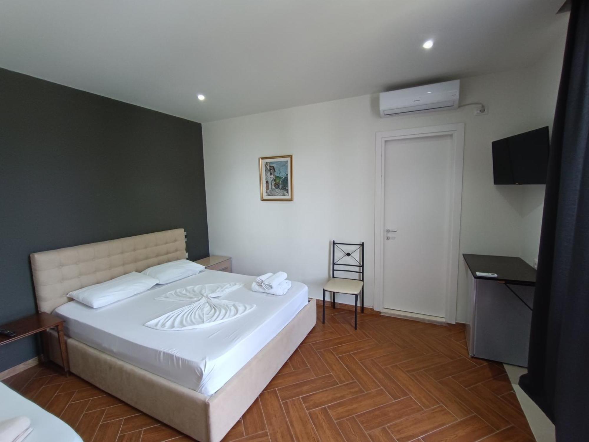 Kavalona Park Hotel Vlore Room photo