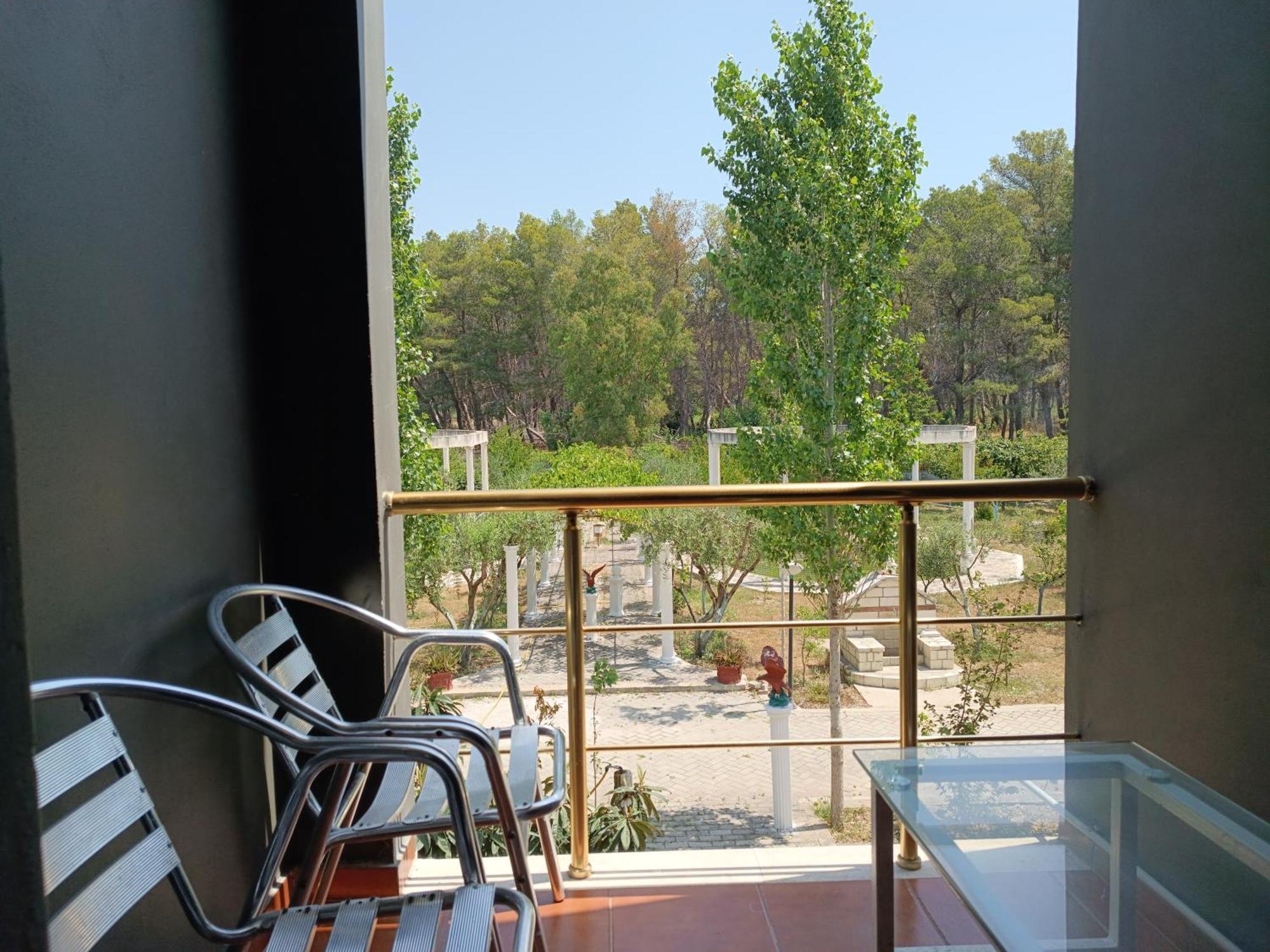 Kavalona Park Hotel Vlore Room photo