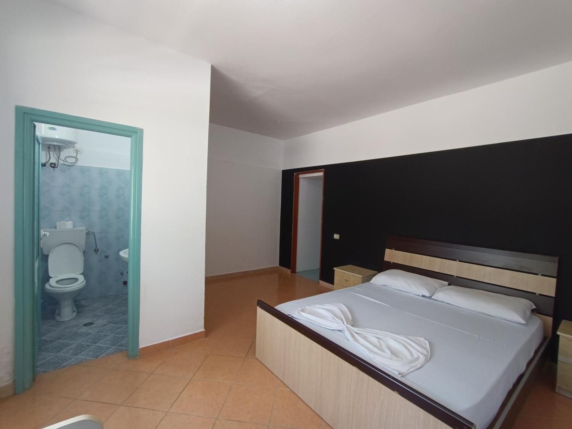 Kavalona Park Hotel Vlore Room photo