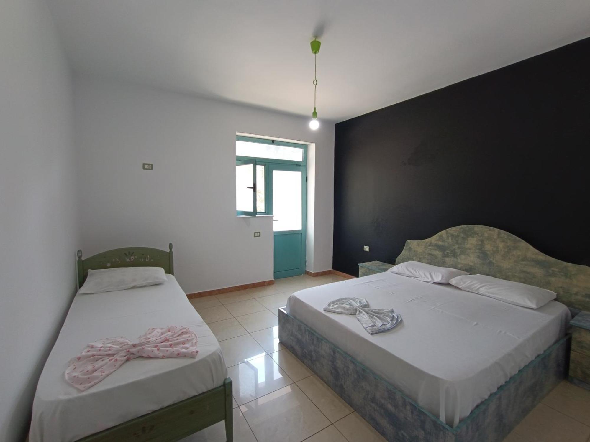 Kavalona Park Hotel Vlore Room photo